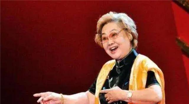 因为她长相甜美,声音清脆,她的母亲把她送给同村的一个晋剧演员郭兰成