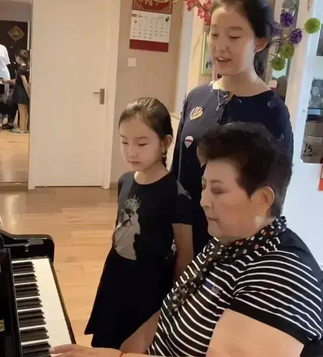 德德玛的葬礼:腾格尔送花圈悼念,孙女哭肿双眼,数百粉丝来送别_草原