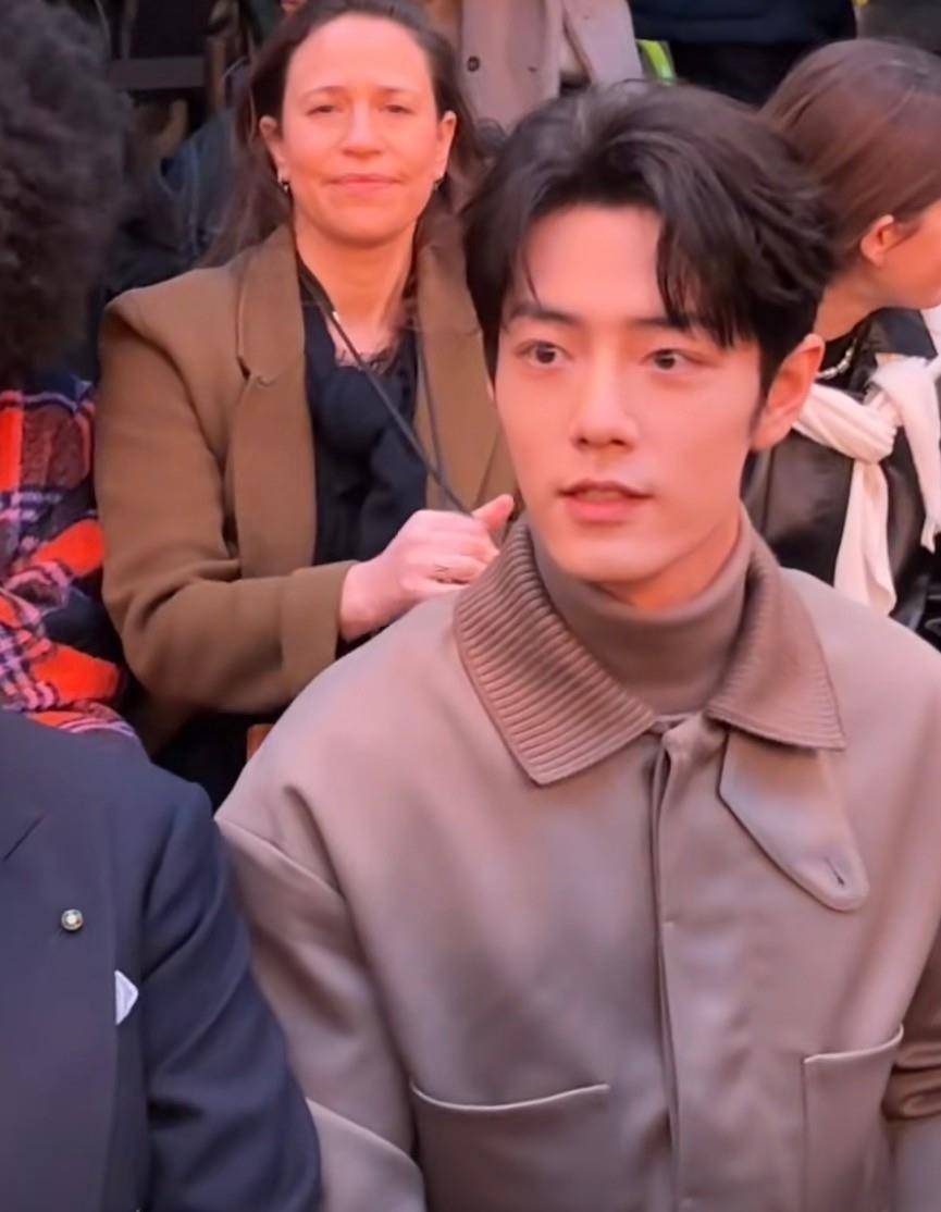 米兰这一夜,被连红毯都懒得走的肖战任嘉伦惊艳,一脸稚气也难掩盛世