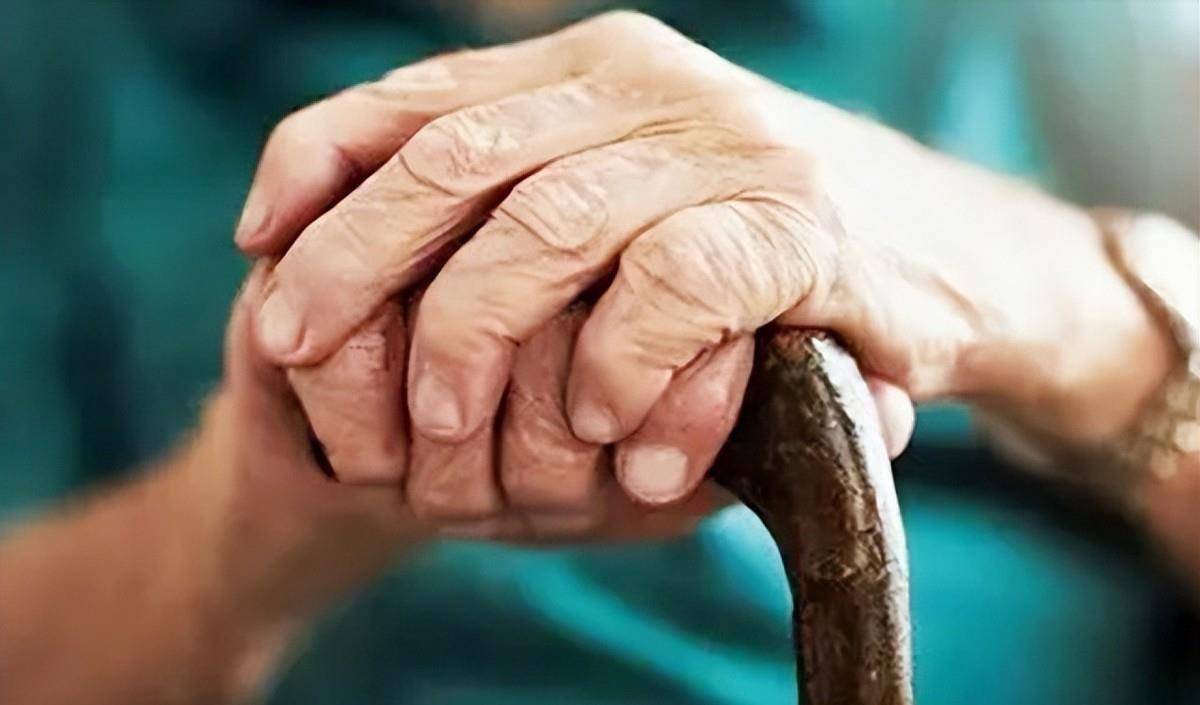 关系老人6年,每天端屎端尿,老人死前还喊她名字_张嘉媚_张少清_太爷