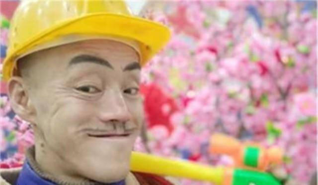 被坑惨了的"光头强":住别墅,娶娇妻是假,如今跑摩的抚养养女_冯加六