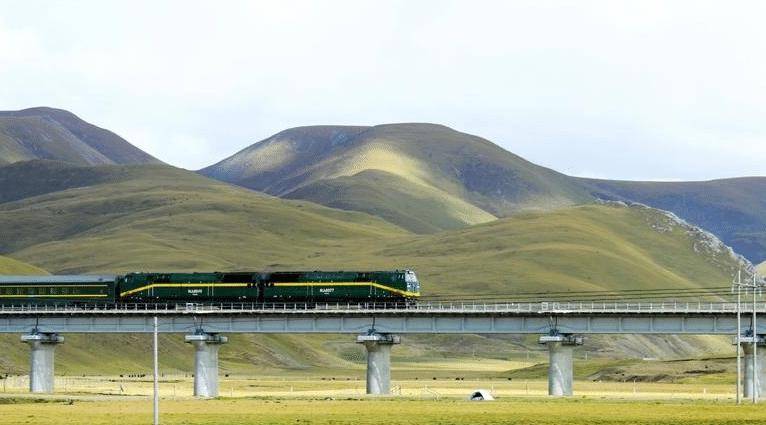 西方人疑惑:给西部修铁路又不赚钱为何还不停地修?