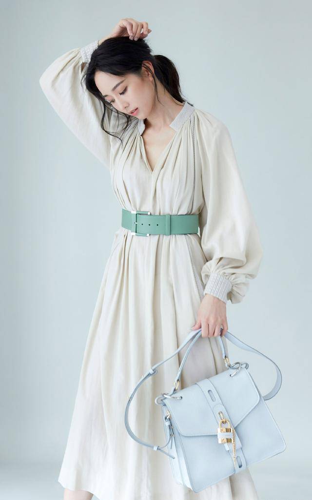 张钧甯身材比例太好了,一袭黑色花瓣u领裙亮相,大长腿我酸了_时尚