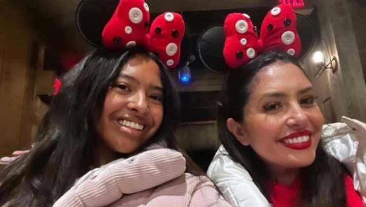 43岁瓦妮莎穿科比球衣自拍,肩膀明显变窄!