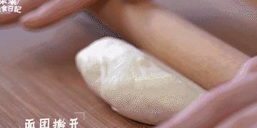 将面团分成五份,盖上保鲜膜松弛15分钟[做法][食材]-培根菠菜白酱焗