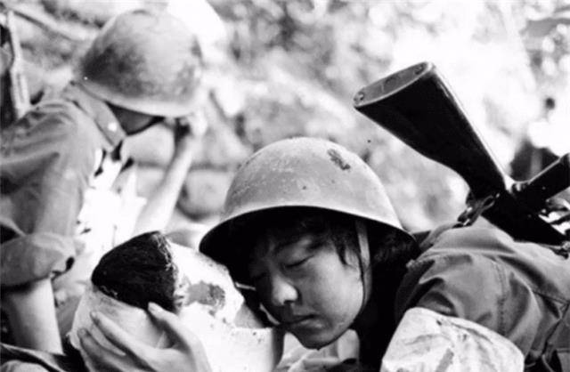1986年,老山战场《死吻》照女兵张茹,走遍9省找寻烈士家人