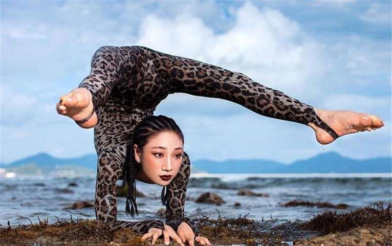 中国柔术女王,25岁打败俄罗斯柔术大师,多次打破吉尼斯世界纪录_刘藤