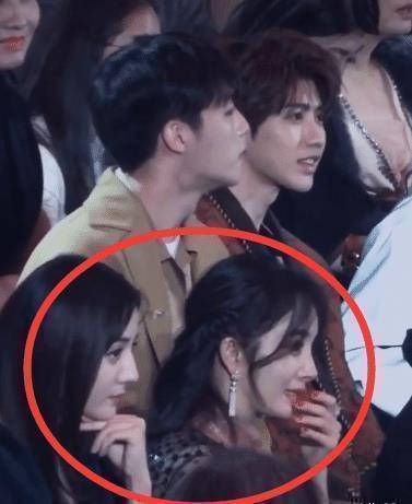 原创坐在小鲜肉中间,杨幂和迪丽热巴反应截然不同,已婚和未婚的差距真