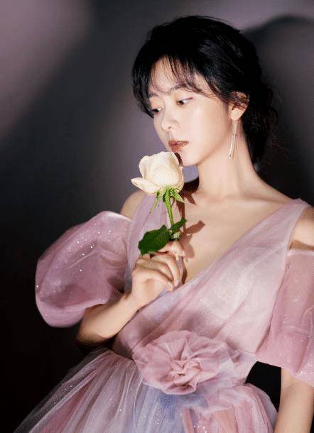 谭松韵直角肩也太绝了,花瓣礼服露出肩,美到粉丝认不出_造型_显得