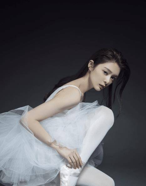 火箭少女解散后,傅菁"失控式"变瘦,腿细到一只手都能握过来_女孩_因为