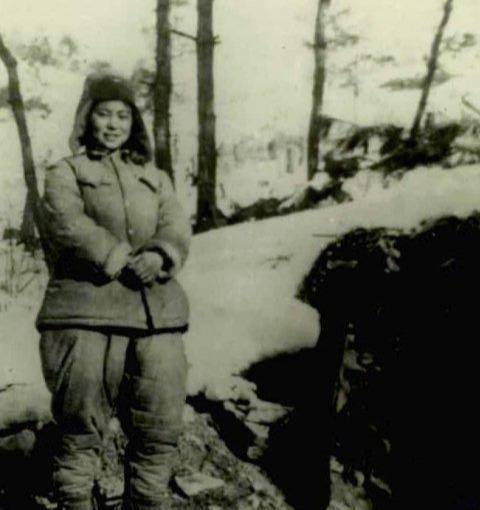 她22岁赴朝参战,是上甘岭坑道唯一女兵,在战场冒着炮火对敌广播_刘禄