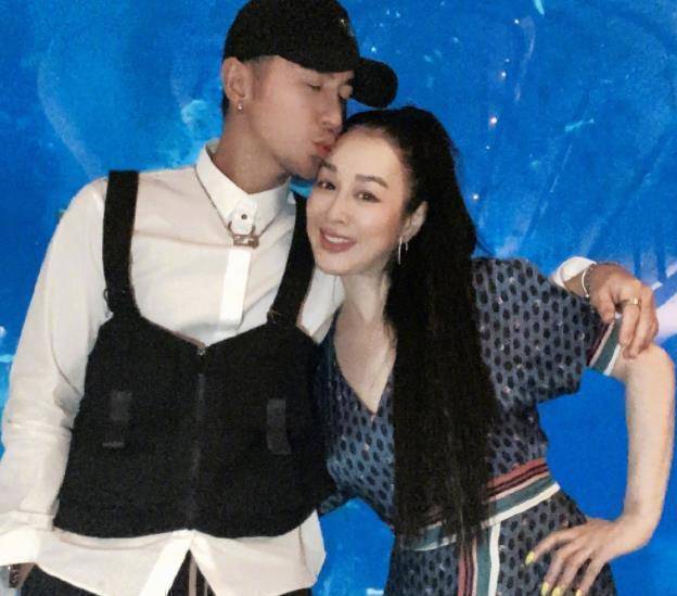 钟丽缇夫妇度假,38岁张伦硕戴耳钉太帅气,"额头吻"甜腻十足_老公_时候