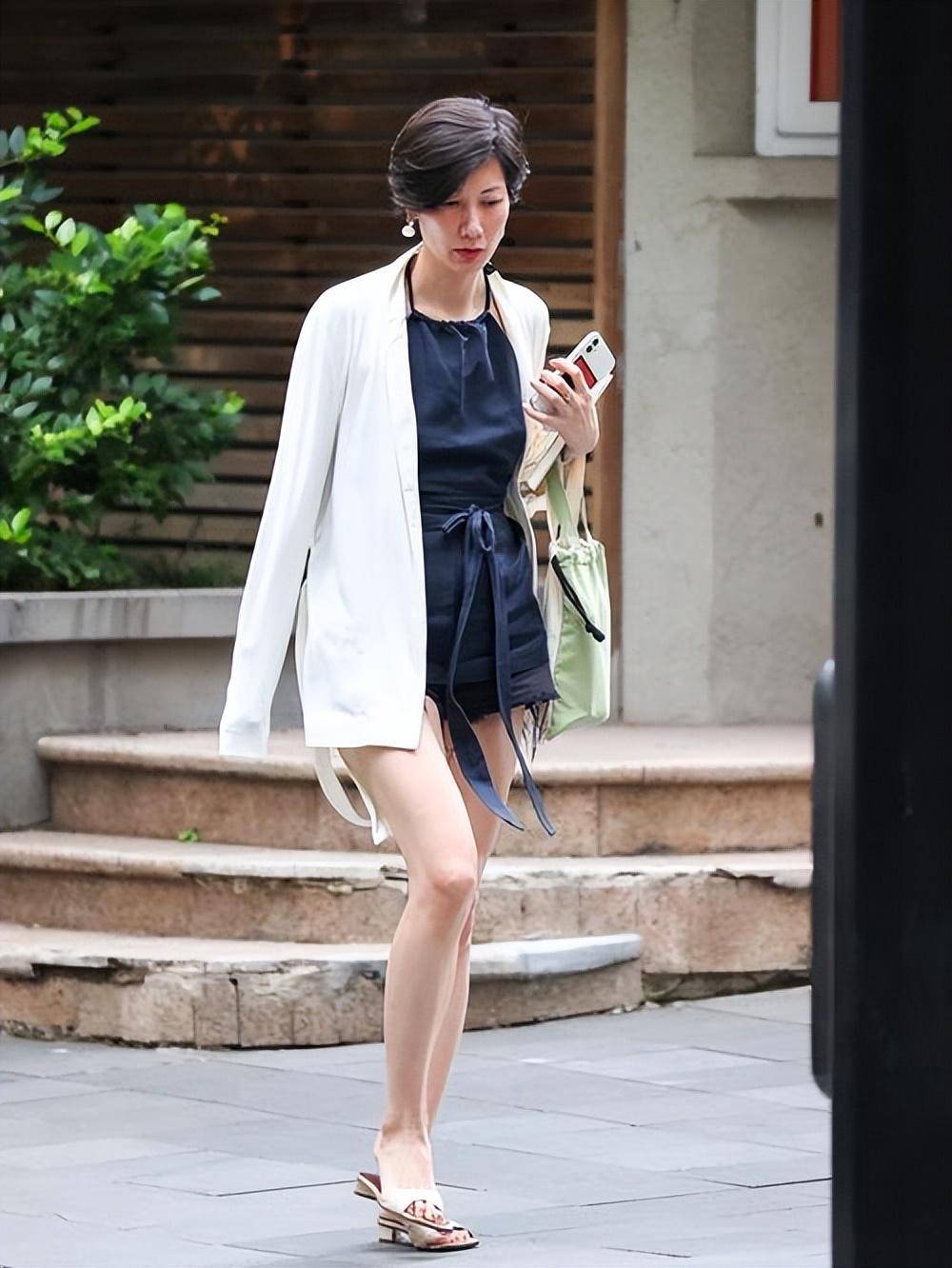 乱穿衣的二月,上海街拍太养眼,简单慵懒又有自己的穿搭腔调