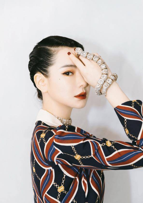 拿"蛇环"当配饰是什么想法,戚薇不愧是时尚达人,配饰更耀眼_整体