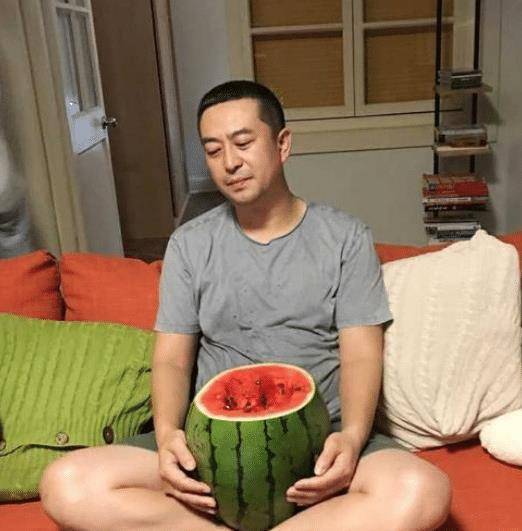 张嘉译近照曝光,头发斑白弓腰驼背,病痛将他折磨到需要人搀扶!