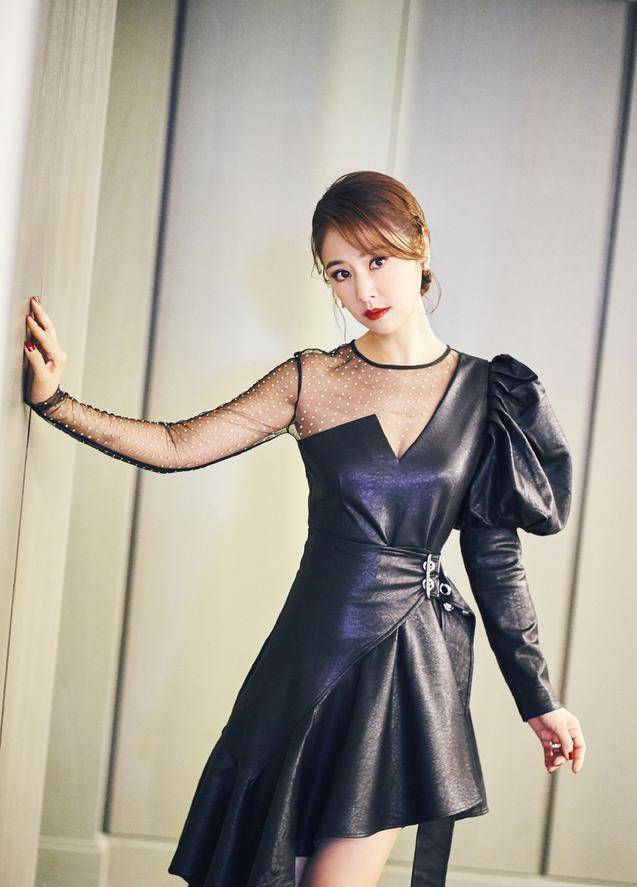 林心如是真"嫩",穿一字肩礼服锁骨明显,看着一点不显老_整体_感觉