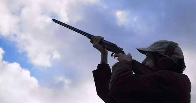 如果90°笔直向天上开枪,站立不动,子弹会掉下来砸到自己吗?