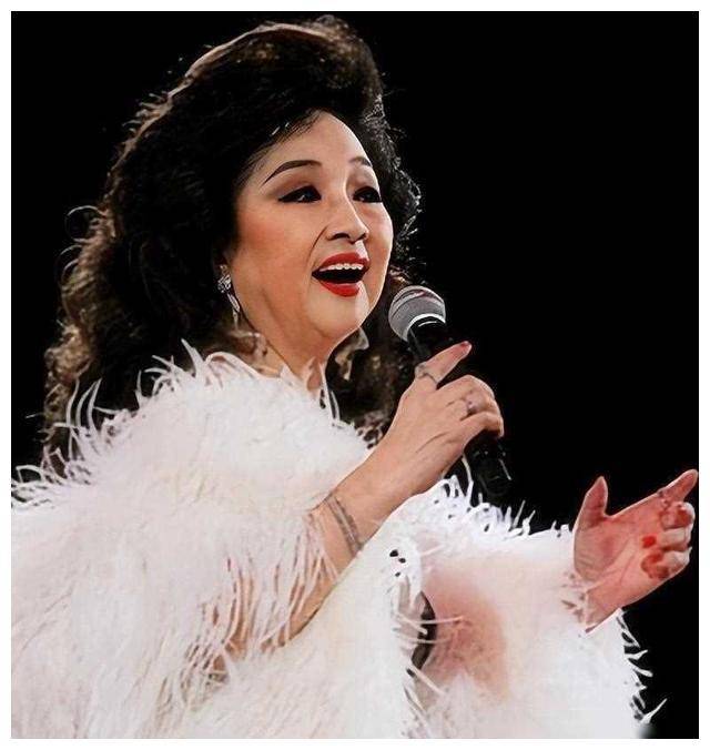 74岁单身女性坚守中国国籍,宁愿离婚也不改变【春晚破例】_徐小凤