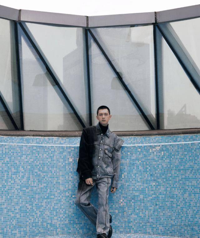 李现拍摄时尚大片,穿黑皮衬衣配西装裤,平头发型痞帅十足