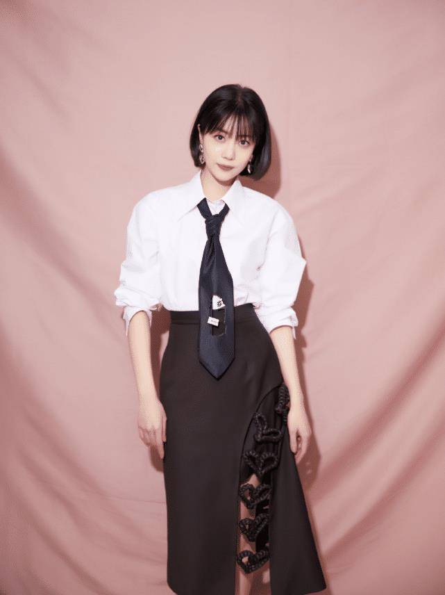 有种"保守"叫李溪芮,嫌裙子开叉口太大就用蝴蝶结系,不料贼显腿长_时