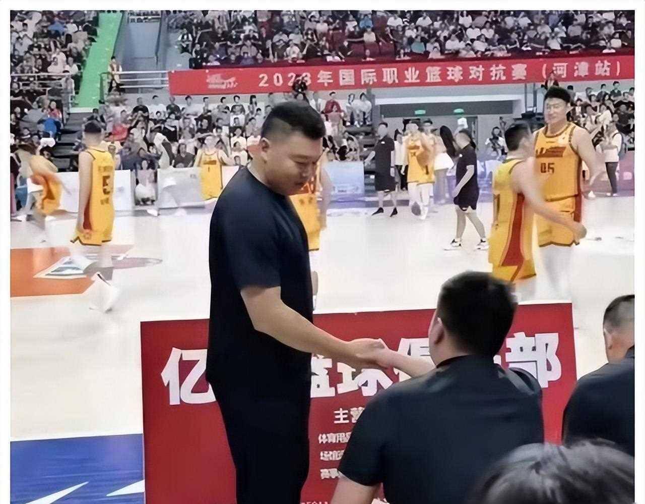 男篮李根:因财产与前妻开撕,二婚娶漂亮女博士,35岁