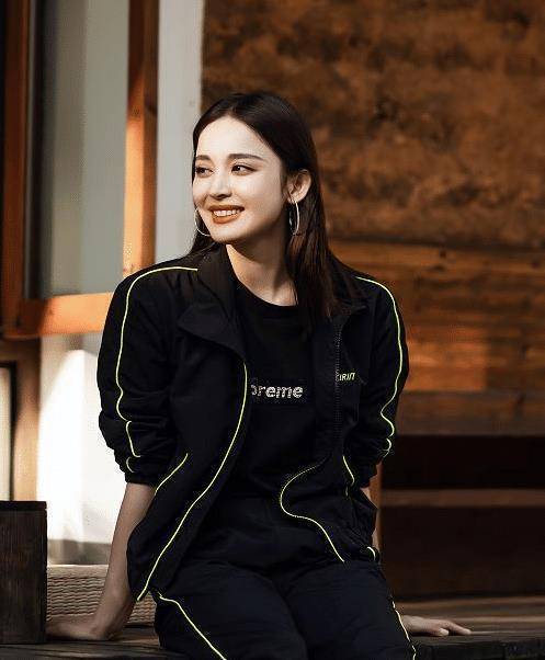 古力娜扎"电视跳舞照"被疯传,当她扭胯一瞬间,身后男嘉宾眼神亮了