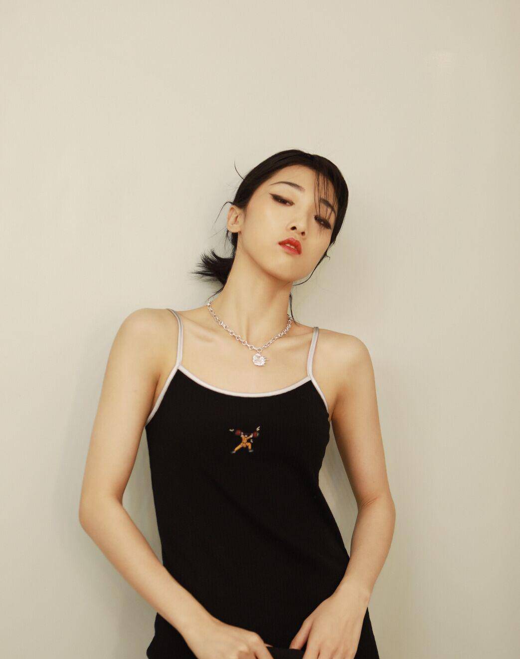 火箭少女成员大方曝光录音,句句扎心_郭颖_时尚_黑色