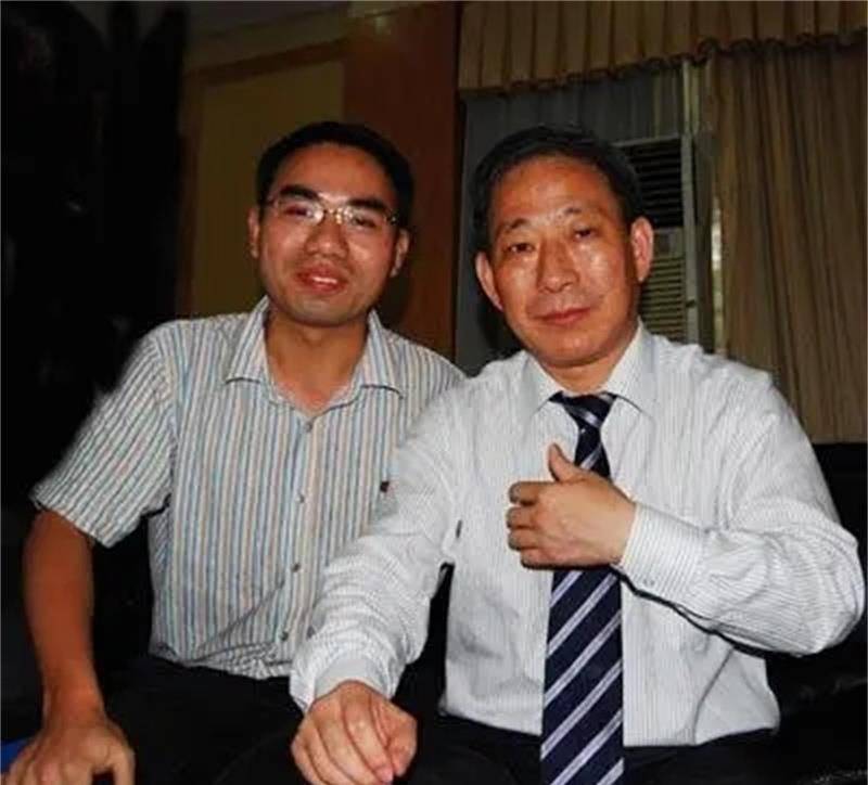 师生恋结婚,坐拥千亿资产却不愿上市_严介和_张云芹_孩子