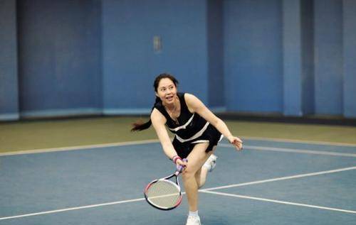 女网天才16岁拿冠军,38年前赴美比赛"消失",如今安然回国捞金_胡娜