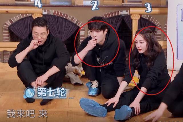 迪丽热巴当众脱外套,张艺兴的反应男友力十足,小岳岳都一脸吃瓜_因为