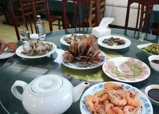 大勇饭店的口碑极佳,海鲜鲜味十足,份量也超大.