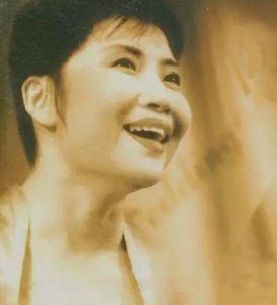 李娜幼时丧父,两度"加入"别人婚姻,当红时为何选择出家?
