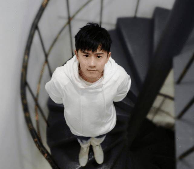 张杰为何总是留着刘海?