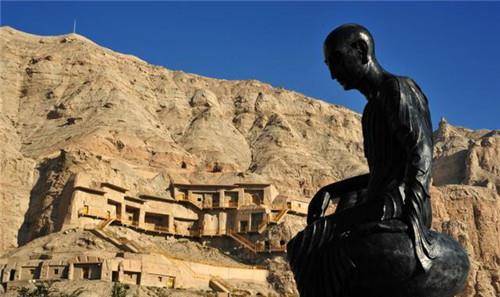 一代高僧鸠摩罗什:身边却拥有无数女性,圆寂火化时舌根烧不烂_吕光