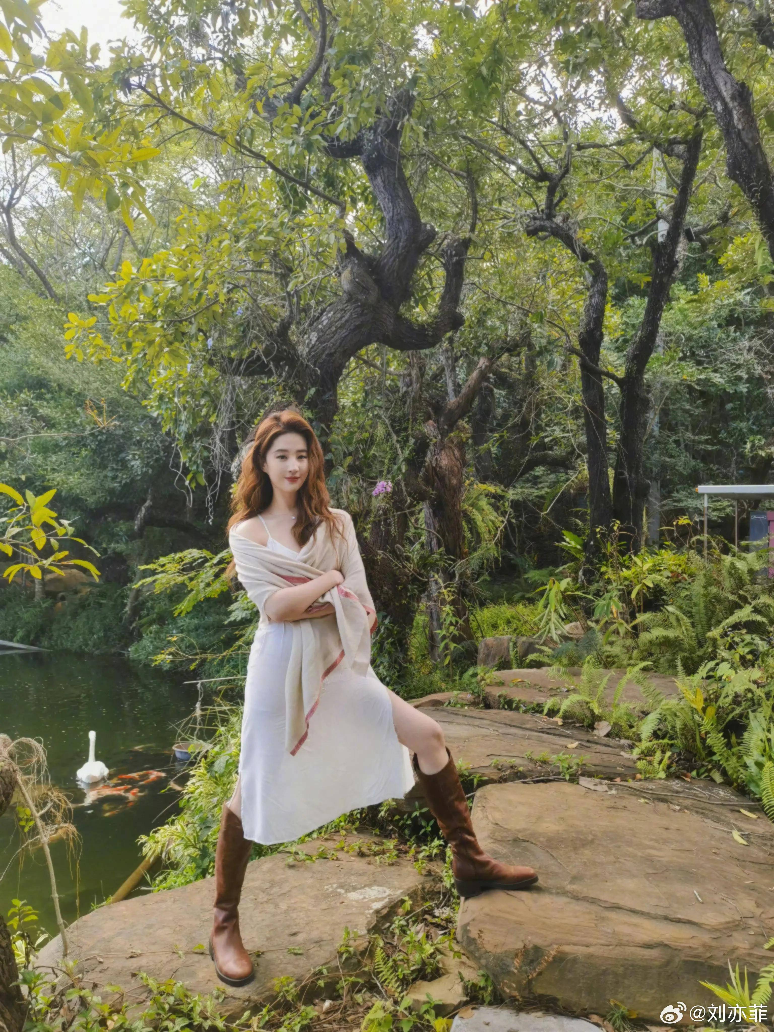 陈乔恩脸肿不对称,杨紫显老,钟楚曦春光满面_状态_旅游_网友