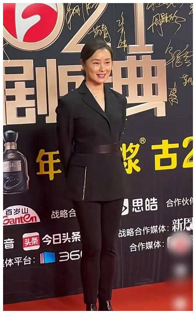吴越真实晒照,头发稀疏不掩饰老,脸上皱纹分明,却更舒服.