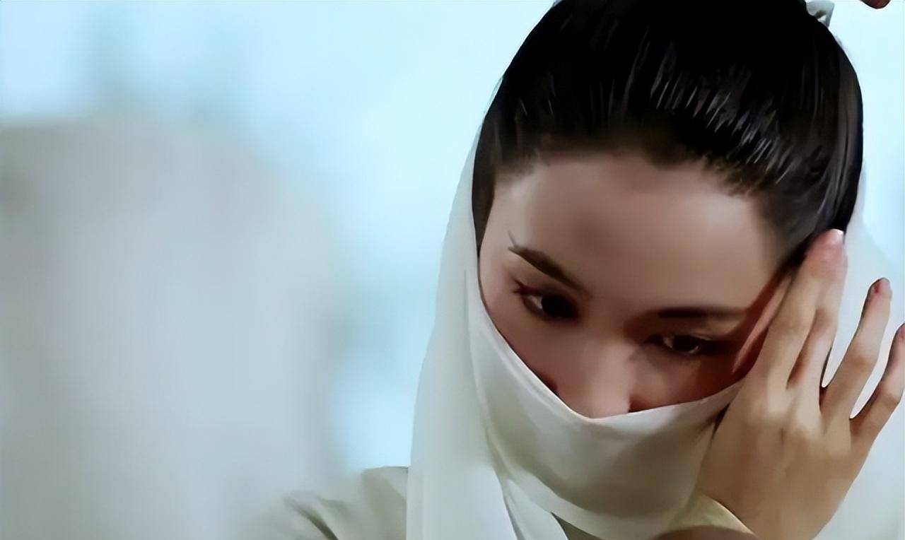 大家首先想到的肯定是被奉为最美黎姿版周芷若揭面纱,这个角色出自