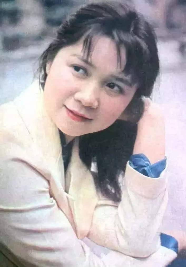 破格录取她直接入团工作,蔡明因此成为了当时北影厂年龄最小的演员.