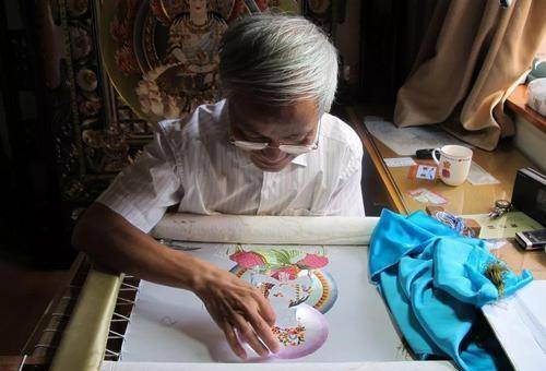 因为赵亦军很清楚,如今杭绣面临的危机,由于以前的老师傅们,都是口耳