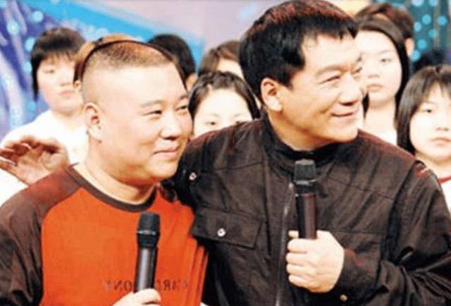 首先就是侯震是相声泰斗侯宝林先生的孙子,而郭德纲的师父侯耀文又是