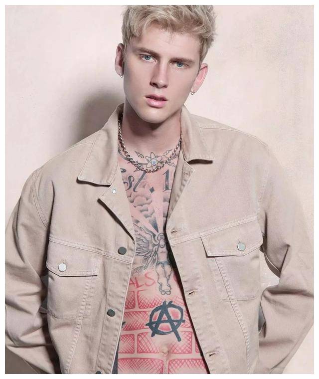 machine gun kelly 疯狂纹身全黑!变成"枪爷"!_争议_公众_作品