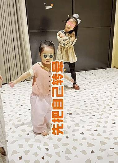 陈赫晒两个女儿,2岁妹妹"包子脸"很萌,38岁张子萱素颜超年轻