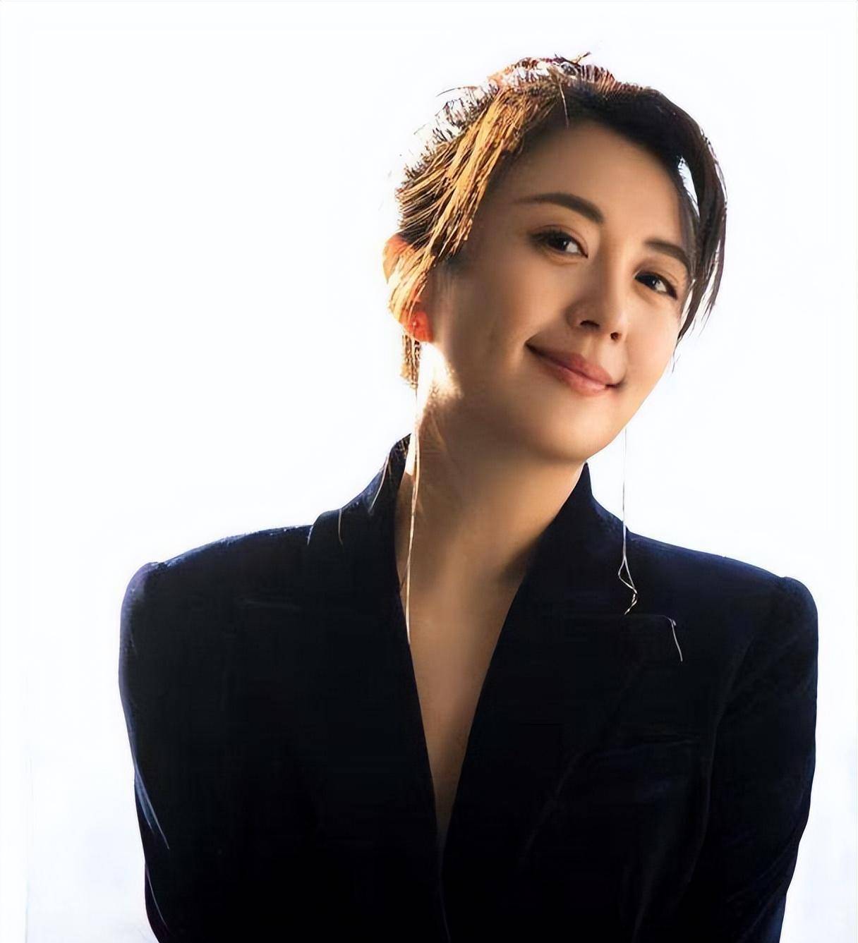 辞掉电视铁饭碗,当演员,这4位前电视主持人,有人火了,有人糊了_倪萍