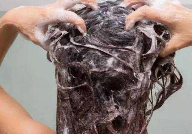 消炎的效果,但是并不建议长时间用硫磺皂洗头,若频繁用硫磺皂洗头发