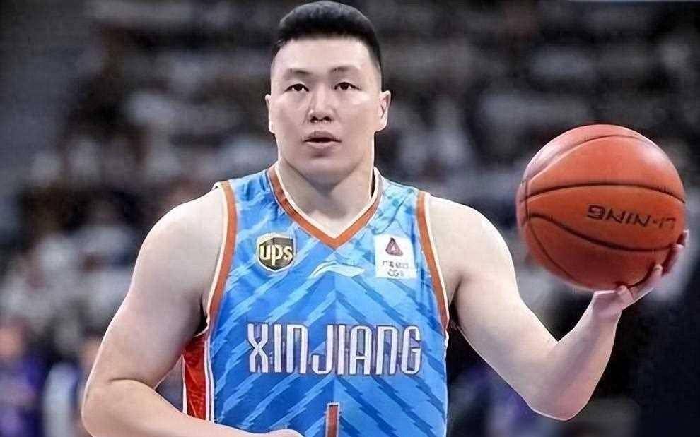 小时候,李根就被篮球迷住了,可能是受到家庭的影响吧,他的父母都是