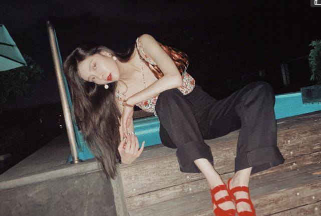 有种"分手"叫张一山宋妍霏,男方没变,女方大胆放飞丝巾当泳衣_照片