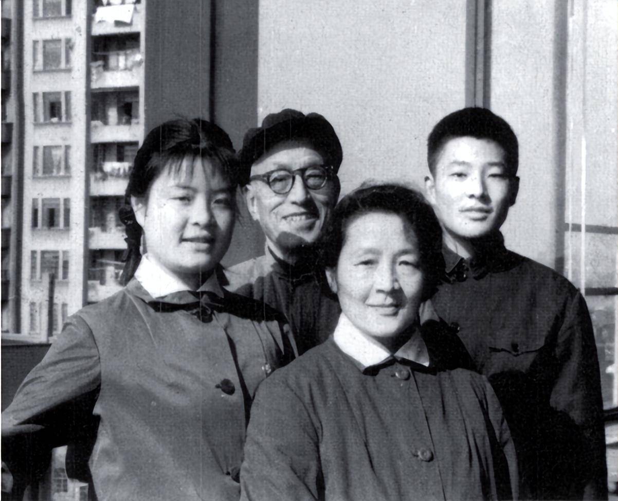 (70年代周小燕夫妇与一双儿女)他们的女儿张文在黑龙江当了数年知青