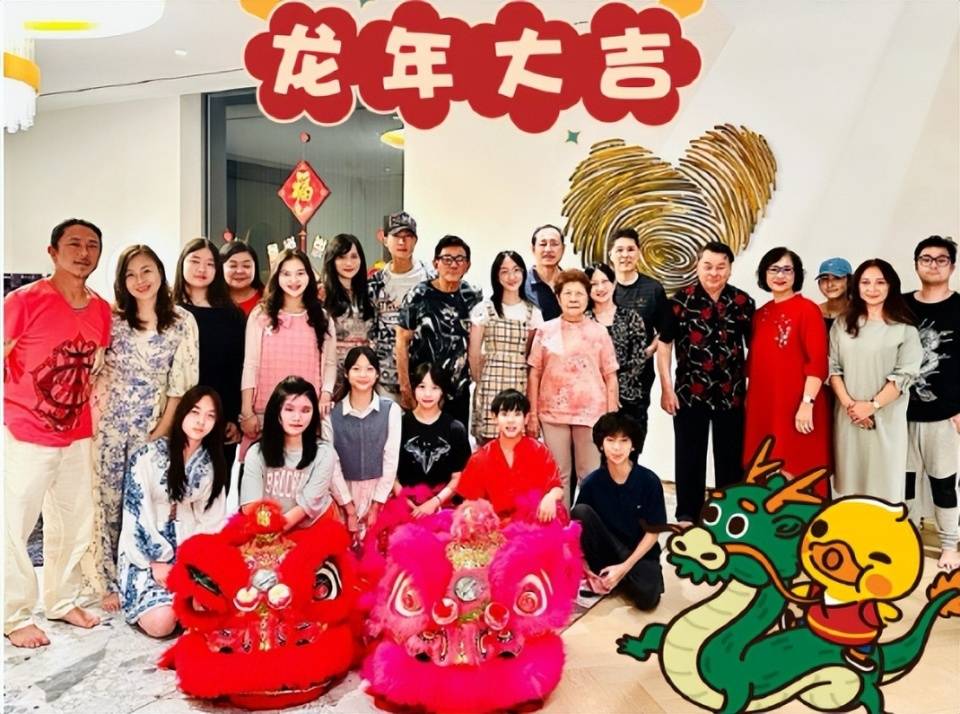 吴尊元宵节晒全家福,汶莱皇妃亲自上门拜年,举止亲密像一家人_文莱