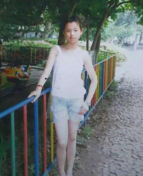 1998年,杨超越出生在江苏盐城的一个农民家庭,12岁时父母分手,15岁时