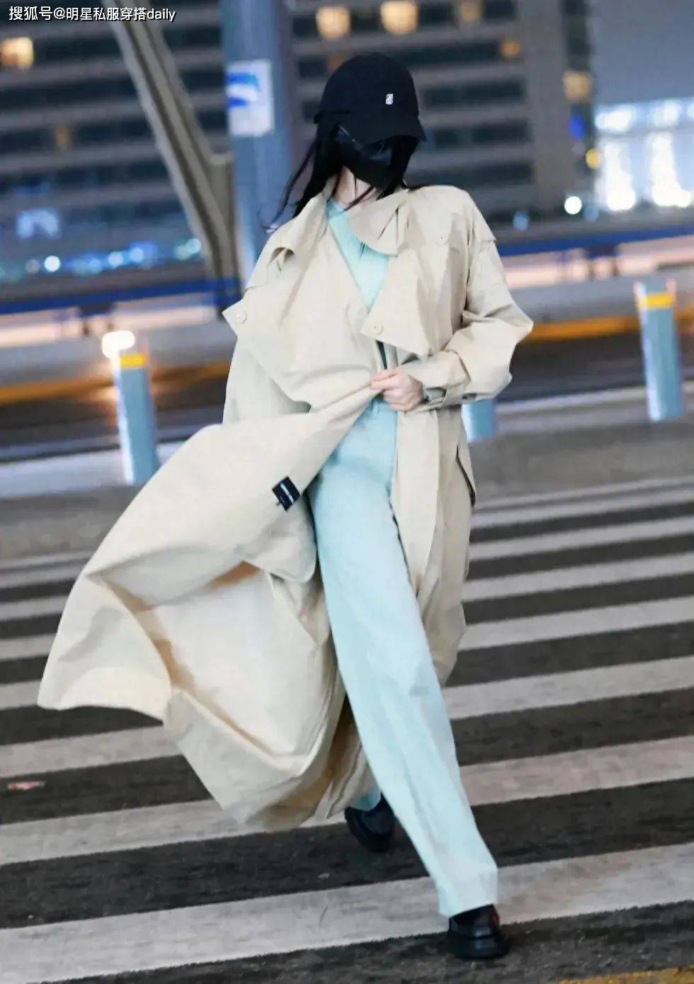 刘诗诗化身英俊少年,一席卡其色超长风衣头戴棒球帽,诗爷来了_颜色